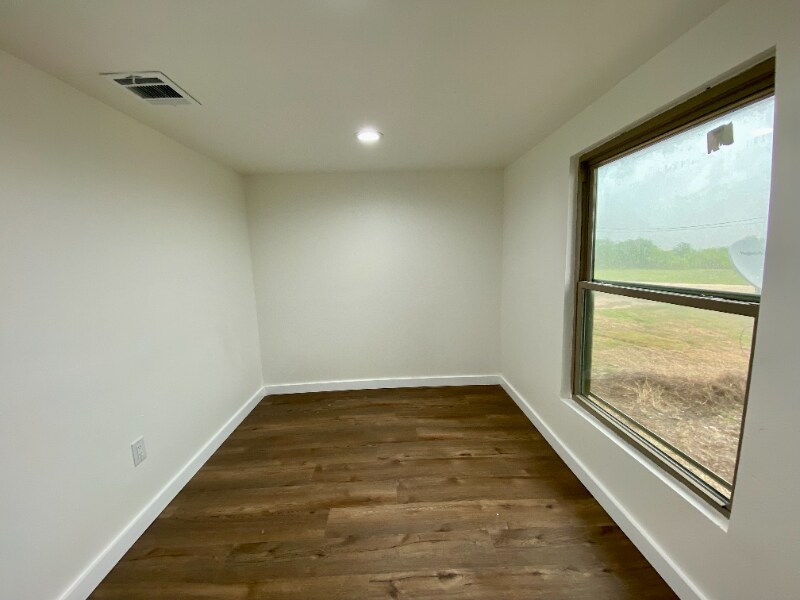 Building Photo - 417 Jasmine Ln