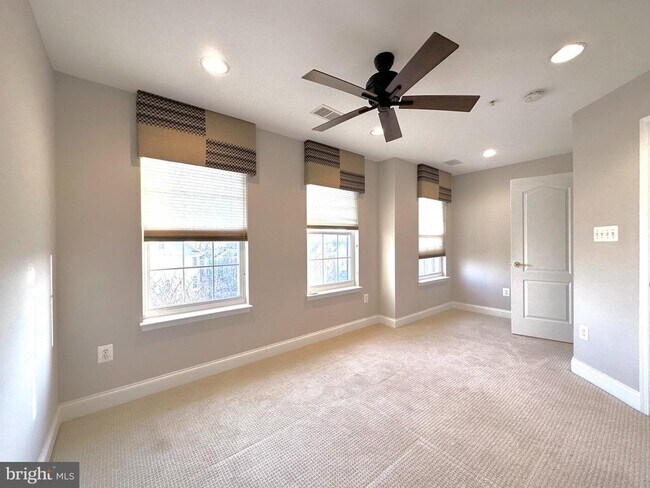 Building Photo - 11837 Regents Park Dr