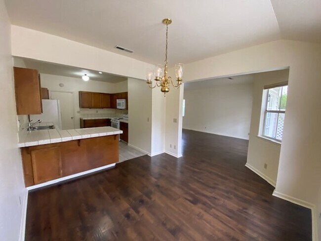 Building Photo - 63 Glen Lake Dr