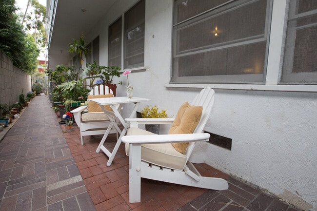 walkway, sitting area - 225 Bay St