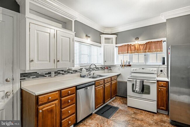 Building Photo - 300 N Penn St