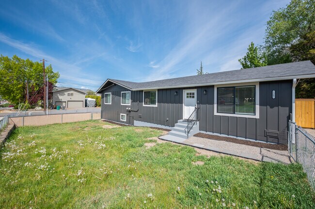 Building Photo - 1301 Clements Cir