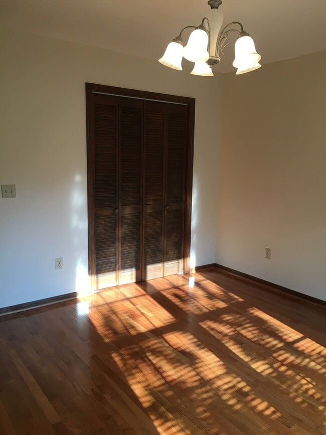 Building Photo - Spacious 3 Bedroom 2.5 Bath home located i...
