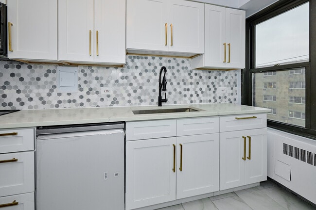 Building Photo - 6118 N Sheridan Rd