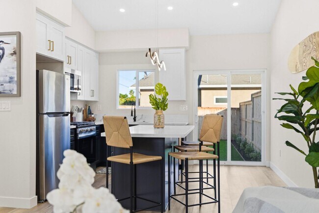 Building Photo - 436 Date Ave