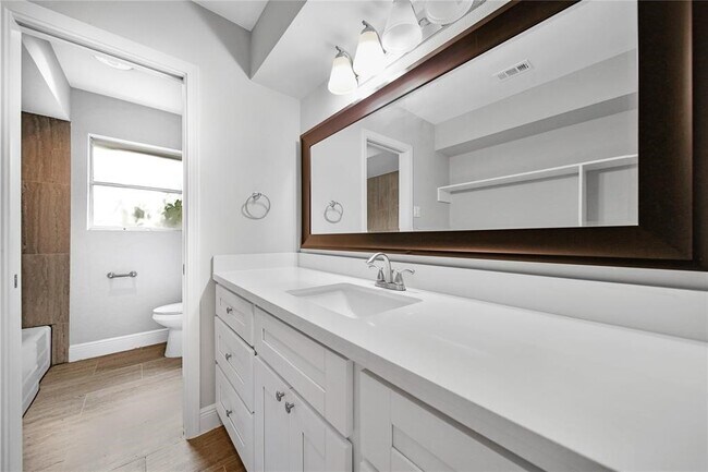 Building Photo - 5818 Paisley St