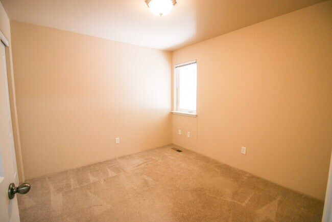 Building Photo - Clean and Updated 2 Bed, 2 Bath Upstairs Apartment in East Medford