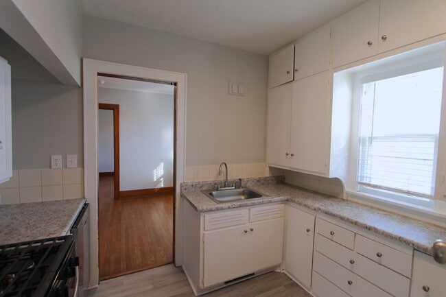 Building Photo - Spacious 3 bedroom 1.5 bathroom home with ...