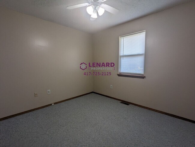 Building Photo - Spacious 3 Bedroom Home with Fenced Back Yard!