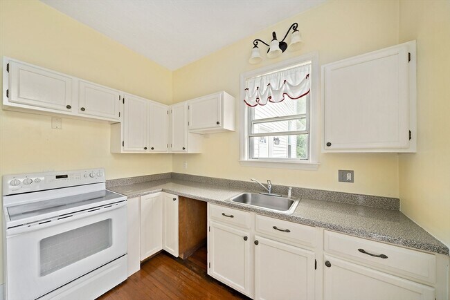 Building Photo - 391 Elm St