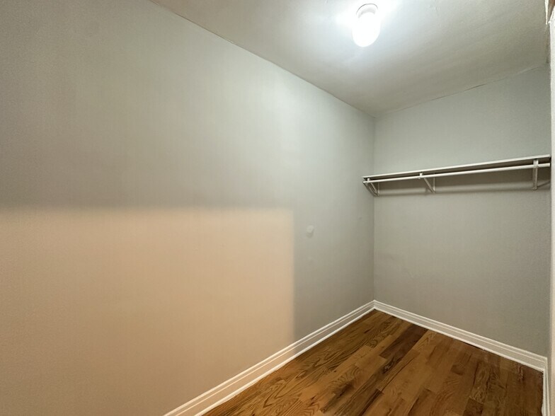 Building Photo - 516 W Melrose St