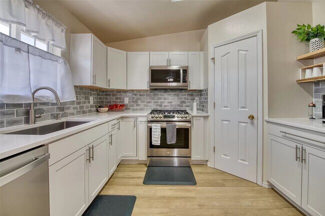 Building Photo - Spacious 4 bed/ 3 bath Hamilton Home