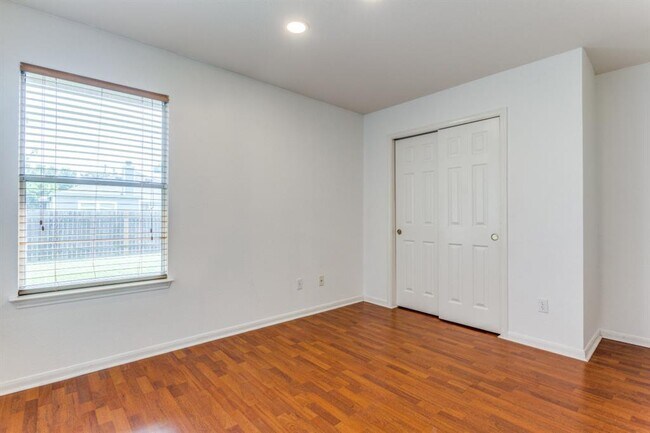 Building Photo - 648 Columbine Ave