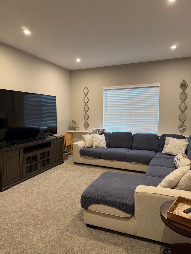 Building Photo - Spacious 4BR House in Shelbyville