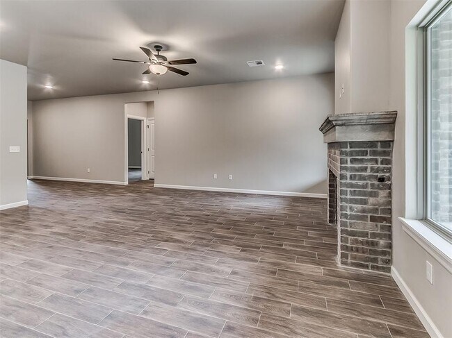Building Photo - 600 Mirano Ln