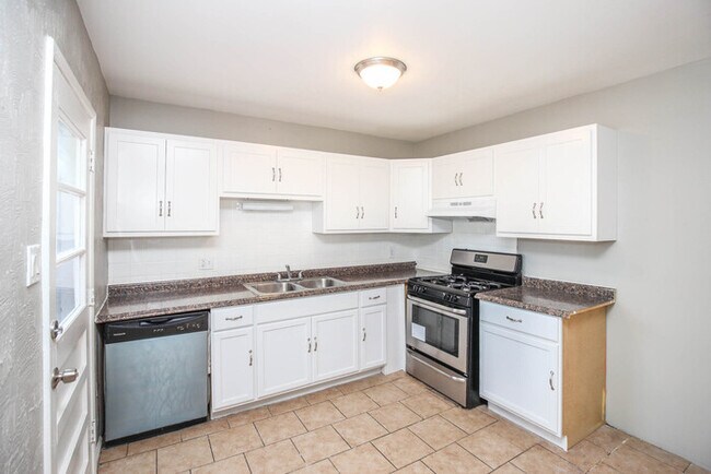 Building Photo - SPLIT LEVEL HOME FOR RENT!