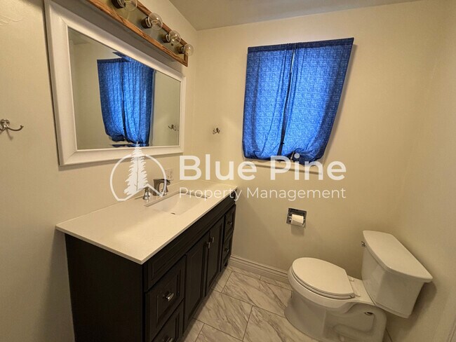 Building Photo - 320 W 1st S