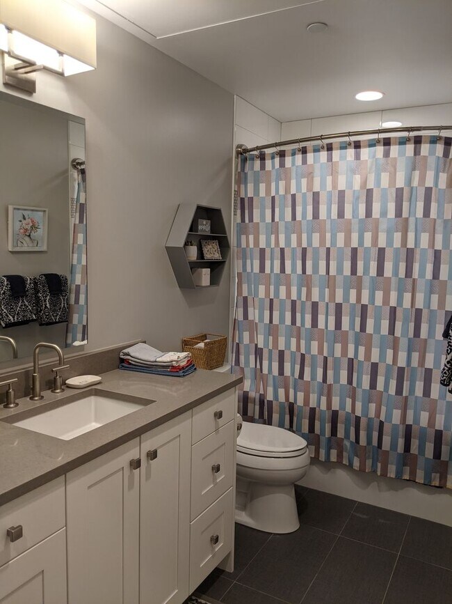 Building Photo - Upscale fully furnished downtown condo rea...