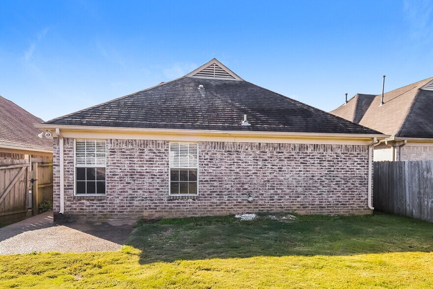 Building Photo - 7862 Fallstone Rd