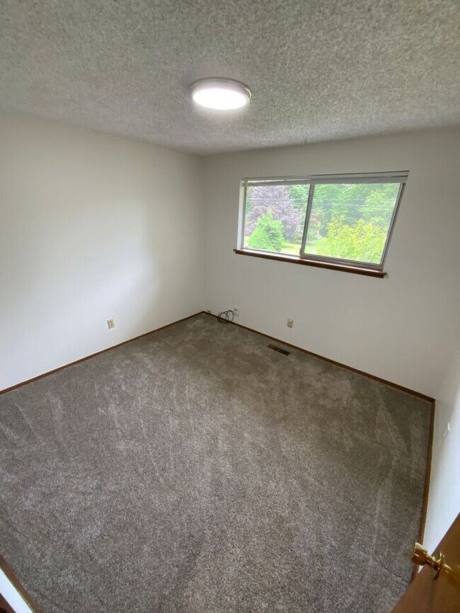 Building Photo - Fox Island home 3bdr 2 bath 2 car gar
