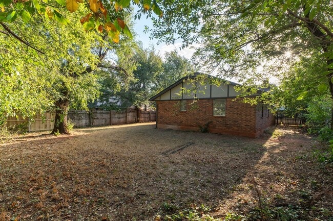 Building Photo - Beautiful brick 3 bedroom, 2 bath, 2 car g...