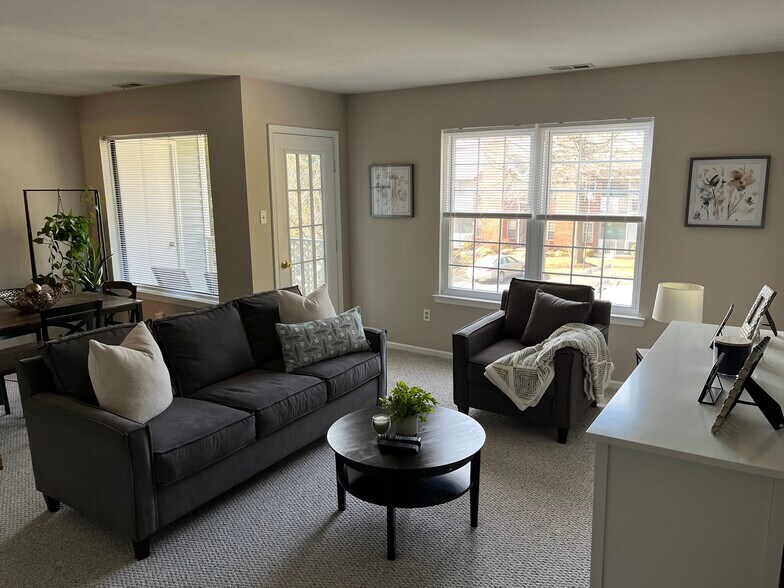 Building Photo - 1604 Diamond Drive