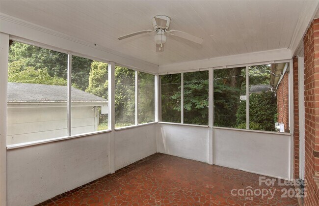 Building Photo - 420 Seneca Pl