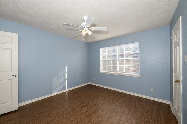 Building Photo - 1813 Sara Dr