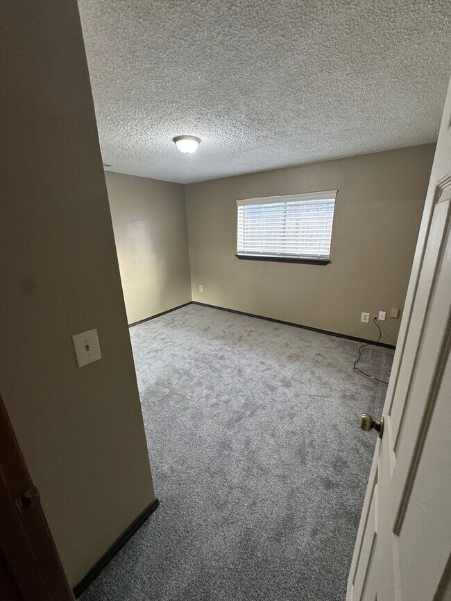 Building Photo - Spacious Covington Home with all New Appliances, Fresh Paint and Large Fenced Yard!