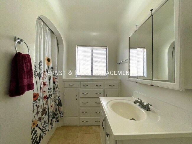 Building Photo - 1411 E Poppy St