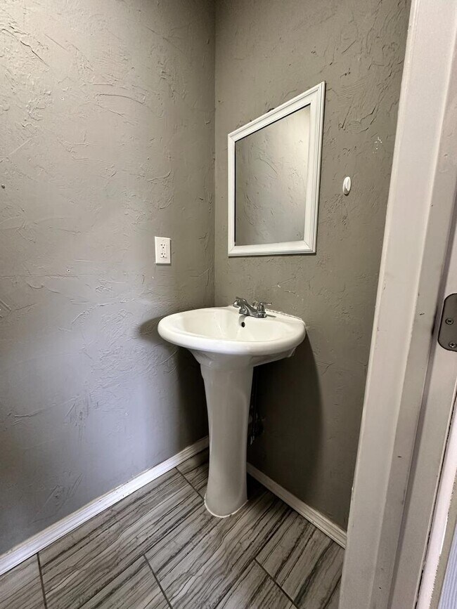 Building Photo - 860 S Scott St