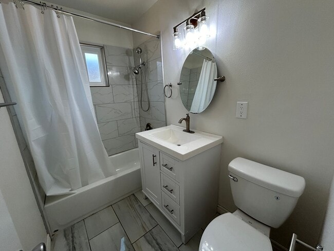 Building Photo - MASSIVE 6 bed 3 bath house in Prime Locati...