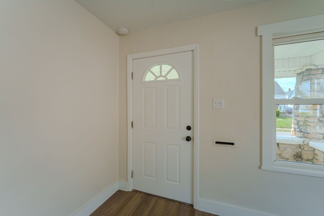 Building Photo - Remodeled 2 bedroom with off street parkin...
