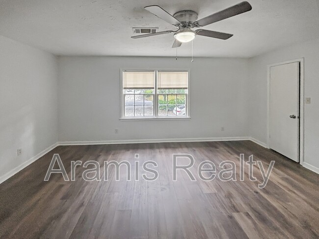 Building Photo - 3015 Spruce Cir