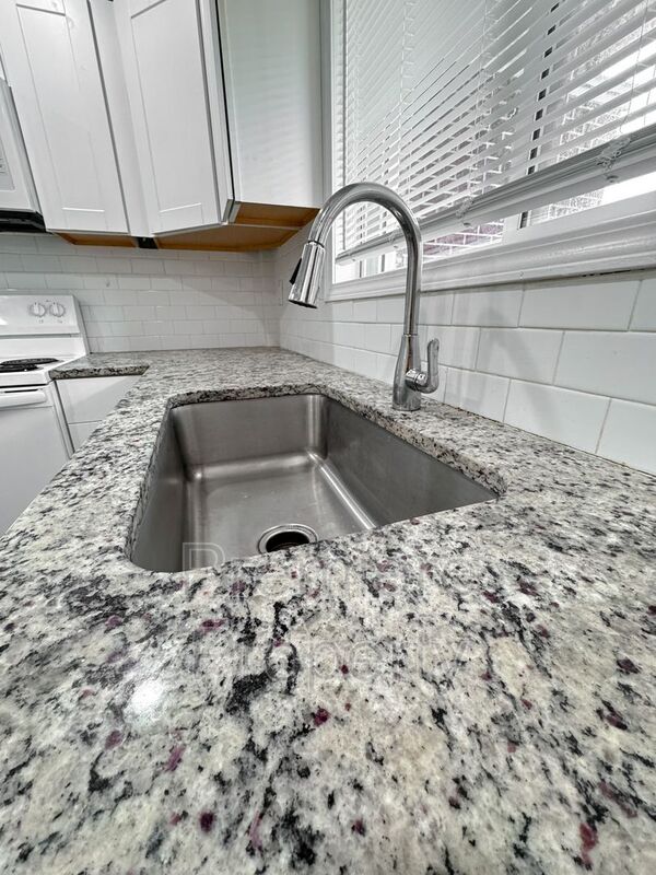 Building Photo - 10607 E Lexington Ave