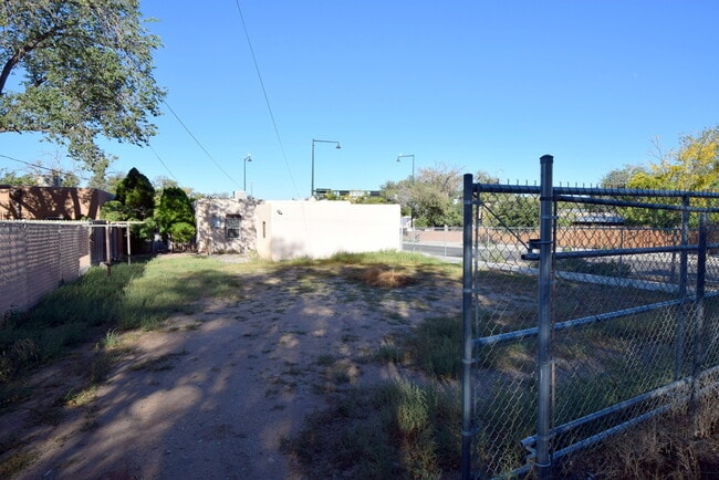 Building Photo - 2 Bedroom Casita NOB HILL/UNM CNM AREA WITH GARAGE, FENCED YARD