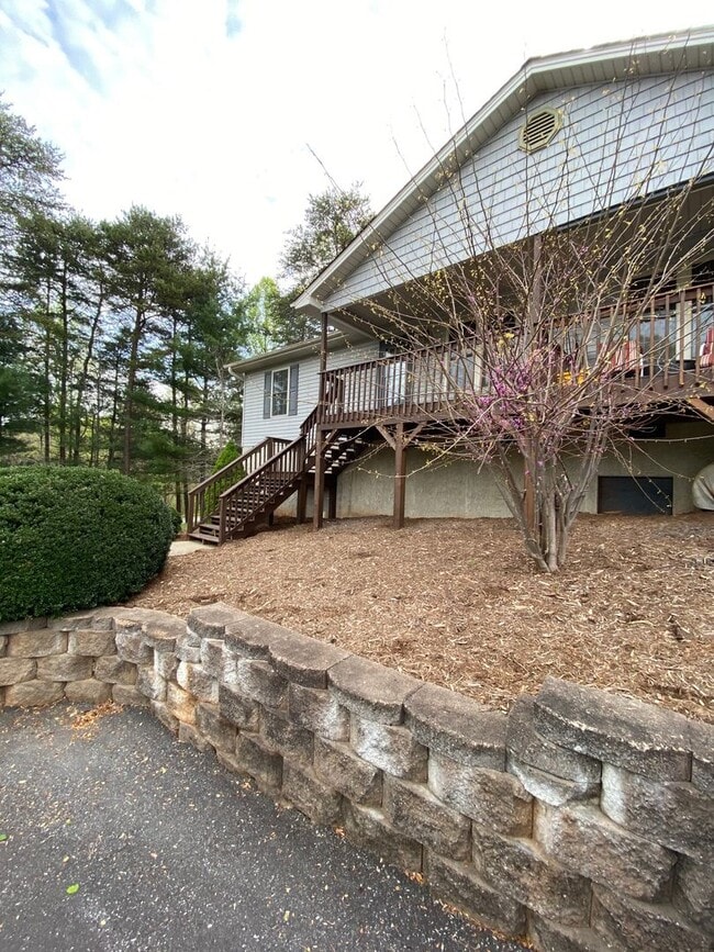 Building Photo - North AVL - Spacious 2/2 Apartment