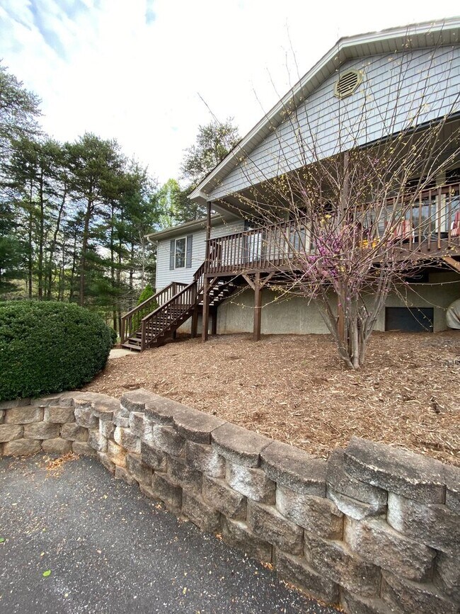 Building Photo - North AVL - Spacious 2/2 Apartment with st...
