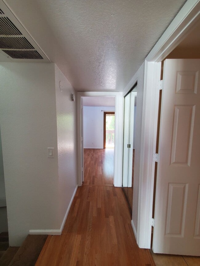 Building Photo - Townhome - newly remodeled kitchen - priva...