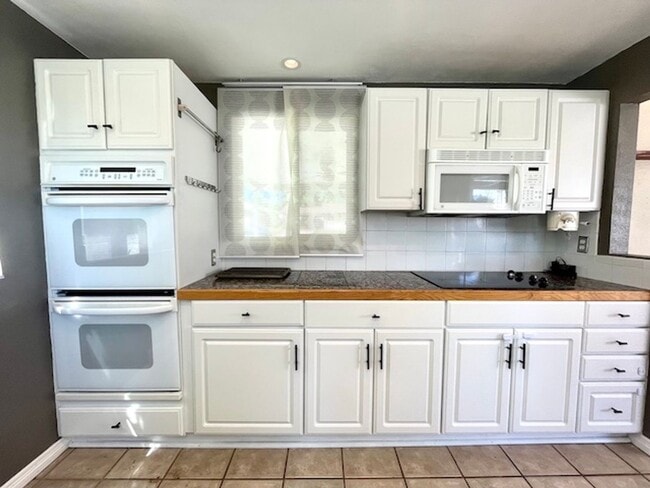 Building Photo - Amazing Littleton Bungalow