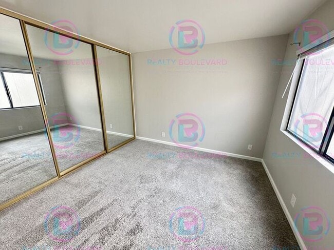 Building Photo - 1/2 Month Free! Contemporary 2-Bed Condo w...