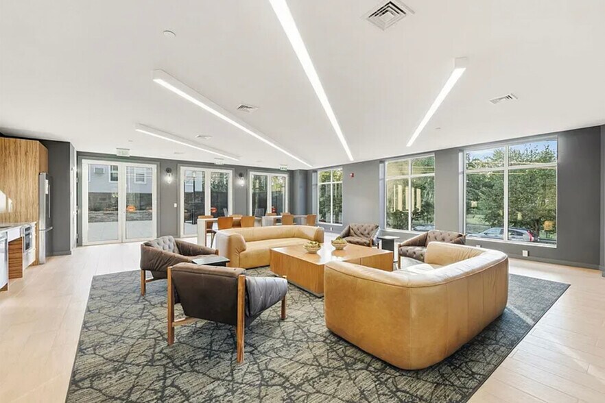 Building Photo - 425 3rd St