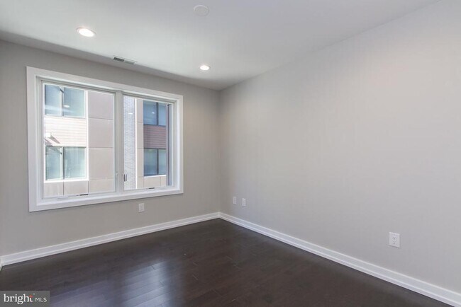 Building Photo - 716 S Sartain St