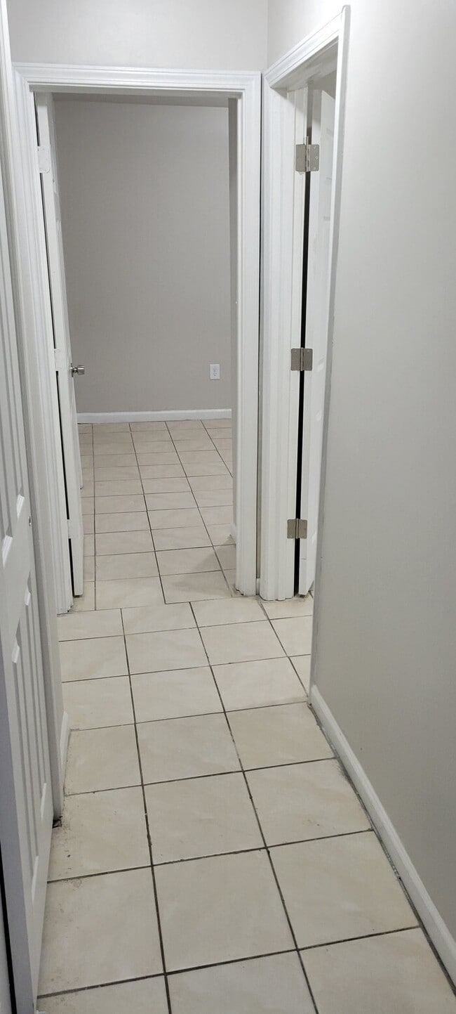 Building Photo - 1043 Mount St