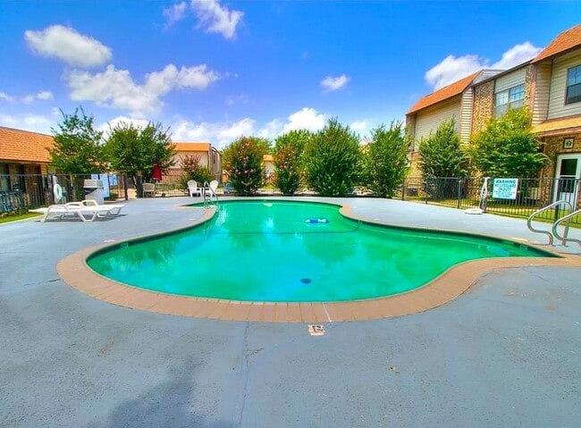 Building Photo - Updated Charming 2 Bed Condo