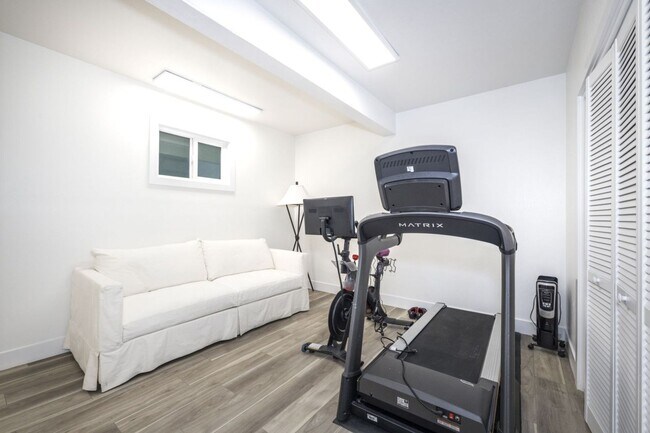 Building Photo - Tastefully Furnished 3 Bed, 2 Bath Home w/ Views of Greenbelt