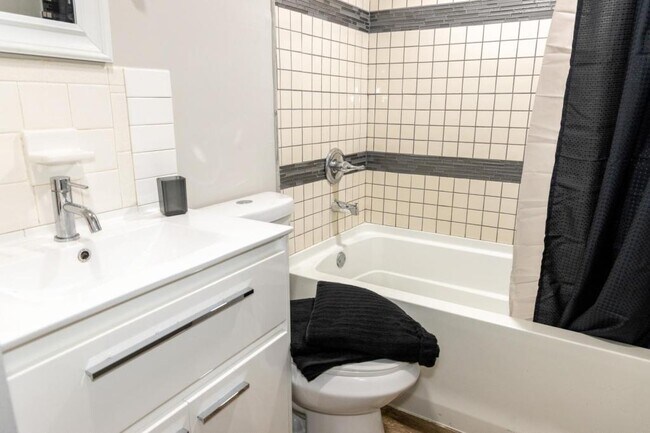 Building Photo - 1450 Villa Ct