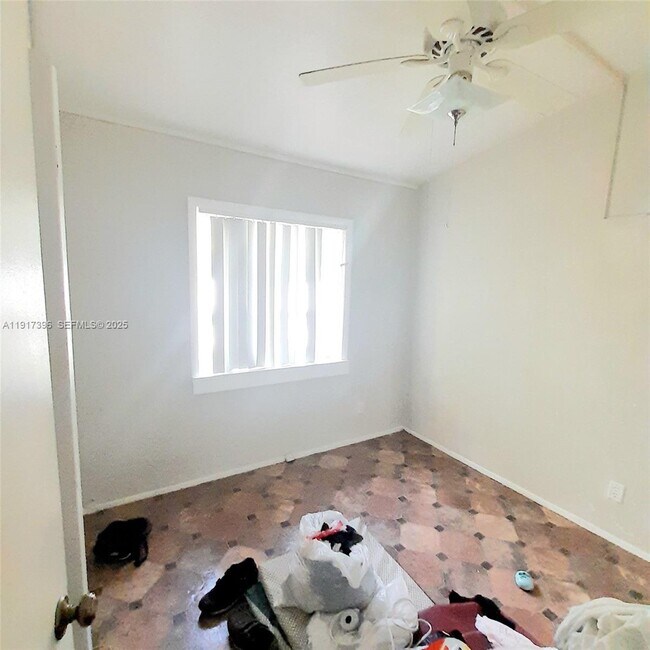 Building Photo - 1830 NE 175th St