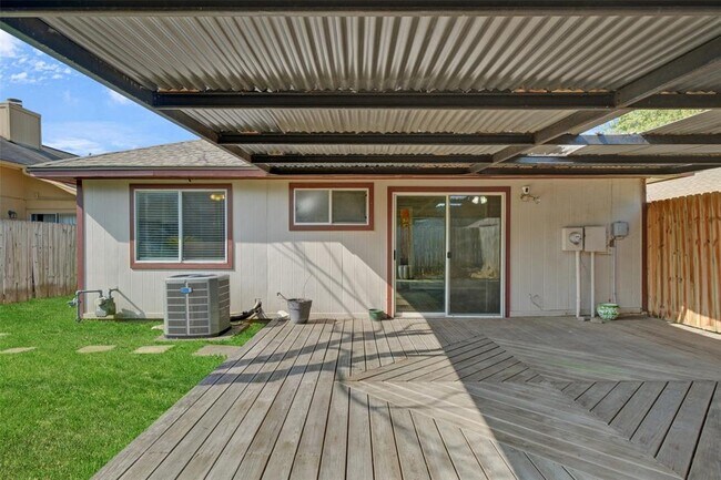 Building Photo - 16110 Springbank Dr