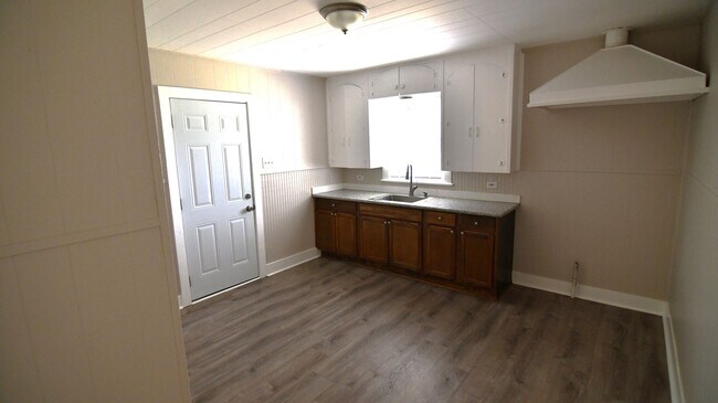 Building Photo - Housing Authority Vouchers Accepted !! 2-bedroom, 1-bathroom DUPLEX located in Mid City North, Ba...
